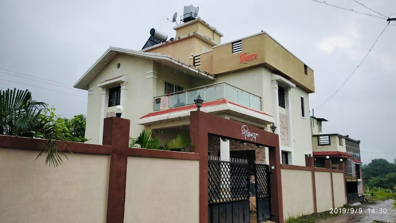 The retreat home by Khadakwasla lake